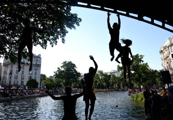 Heatwave Hits at Canal Saint-Martin - Paris Tourists and parisians cool themselves at Canal Saint-Martin as a Heatwave hits in Paris, 40?C expected towards temperature records in France on July 12, 2026. Photo by Alain Apaydin ABACAPRESS.COM Paris France  Copyright: xApaydinxAlain ABACAx