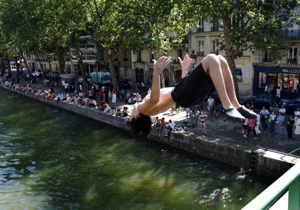Heatwave Hits at Canal Saint-Martin - Paris Tourists and parisians cool themselves at Canal Saint-Martin as a Heatwave hits in Paris, 40°C expected towards temperature records in France on July 12, 2026. Photo by Alain Apaydin ABACAPRESS.COM Paris France  Copyright: xApaydinxAlain ABACAx