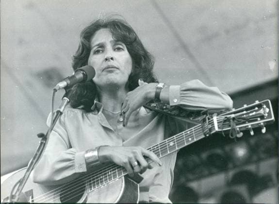 Folk singer Joan Baez on stage Folk singer Joan Baez on stage Copyright: PeterxLxGould 1072_05_Sub04648_47661_H_00047A
