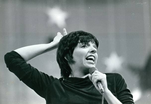 Liza Minnelli singing Liza Minnelli singing Copyright: ImagesxPress 1072_05_Sub04648_47661_H_00103A