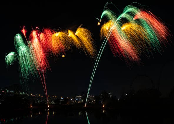 (260713) -- MONTREAL, July 13, 2026 -- Fireworks presented by Team Italy light up the sky in Montreal, Canada, on July 12, 2026. The 40th edition of L International des Feux Loto-Qu¨¦bec, widely known as the Montreal International Fireworks Competition, is held here from July 2 to August 6, featuring pyrotechnic teams from Hungary, Italy, China, Canada, the United States and Australia. (Photo by Xinhua) CANADA-MONTREAL-INTERNATIONAL FIREWORKS COMPETITION ZouxZheng 