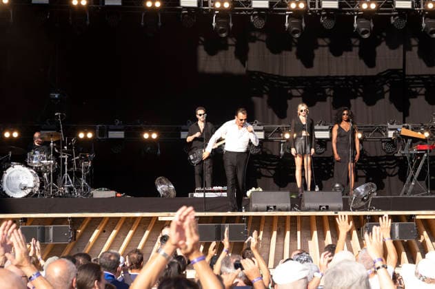 Theo Hutchcraft von Hurts live auf dem Musikfestival Moon&Stars 2026 auf der Piazza Grande. Locarno, 12.07.2026 *** Theo Hutchcraft of Hurts performing live at the Moon Stars 2026 music festival on Piazza Grande in Locarno, July 12, 2026 Foto:xA.xRaemyx xFuturexImagex hurts_6701