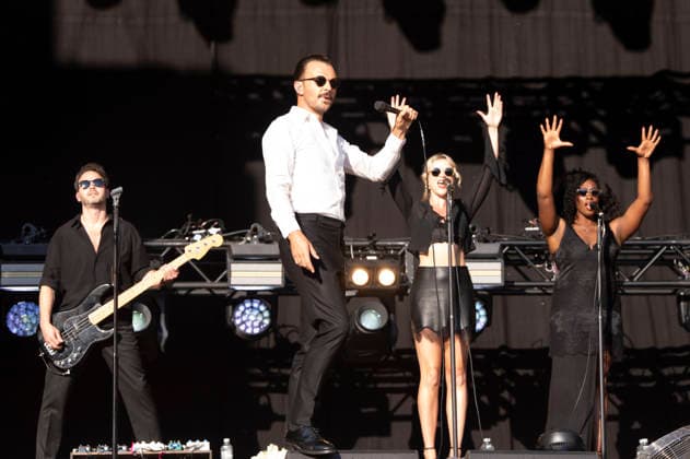 Theo Hutchcraft von Hurts live auf dem Musikfestival Moon&Stars 2026 auf der Piazza Grande. Locarno, 12.07.2026 *** Theo Hutchcraft of Hurts performing live at the Moon Stars 2026 music festival on Piazza Grande in Locarno, July 12, 2026 Foto:xA.xRaemyx xFuturexImagex hurts_6704