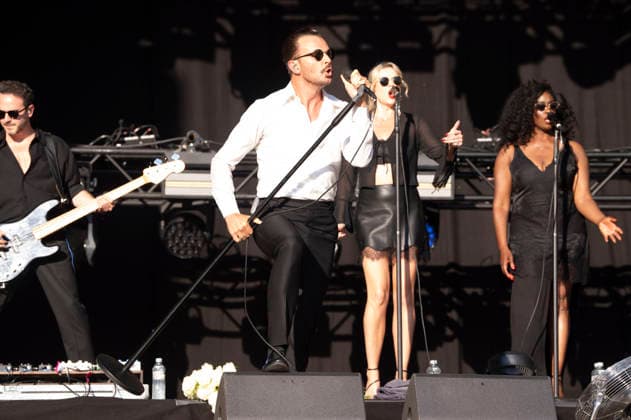 Theo Hutchcraft von Hurts live auf dem Musikfestival Moon&Stars 2026 auf der Piazza Grande. Locarno, 12.07.2026 *** Theo Hutchcraft of Hurts performing live at the Moon Stars 2026 music festival on Piazza Grande in Locarno, July 12, 2026 Foto:xA.xRaemyx xFuturexImagex hurts_6706