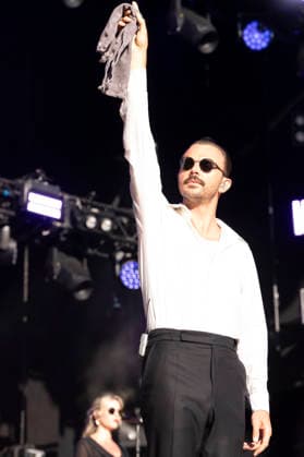 Theo Hutchcraft von Hurts live auf dem Musikfestival Moon&Stars 2026 auf der Piazza Grande. Locarno, 12.07.2026 *** Theo Hutchcraft of Hurts performing live at the Moon Stars 2026 music festival on Piazza Grande in Locarno, July 12, 2026 Foto:xA.xRaemyx xFuturexImagex hurts_6708