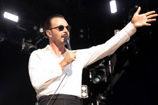 Theo Hutchcraft von Hurts live auf dem Musikfestival Moon&Stars 2026 auf der Piazza Grande. Locarno, 12.07.2026 *** Theo Hutchcraft of Hurts performing live at the Moon Stars 2026 music festival on Piazza Grande in Locarno, July 12, 2026 Foto:xA.xRaemyx xFuturexImagex hurts_6712