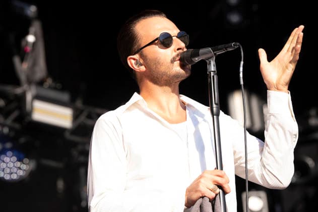 Theo Hutchcraft von Hurts live auf dem Musikfestival Moon&Stars 2026 auf der Piazza Grande. Locarno, 12.07.2026 *** Theo Hutchcraft of Hurts performing live at the Moon Stars 2026 music festival on Piazza Grande in Locarno, July 12, 2026 Foto:xA.xRaemyx xFuturexImagex hurts_6713