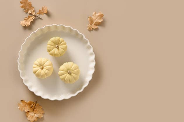 Kürbiskuchen backen für Thanksgiving auf Beige. Thanksgiving Day background and cook American Pumpkin Pie on beige background. View from above. Copy space. Banner. (License=RF) Copyright: xZoonar.com SvetlanaxLazhkox 25294162