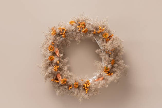 Kranz für Thanksgiving mit orangefarbenen Blumen und getrockneten Naturmaterialien. Wreath for Thanksgiving Day with orange flowers and dry natural materials on beige background. Top view. Greeting card with copy space. (License=RF) Copyright: xZoonar.com SvetlanaxLazhkox 25294170