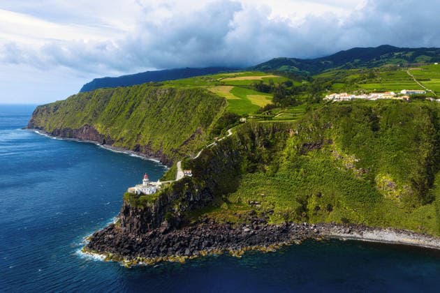 News Bilder des Tages Farol do Arnel Lighthouse stands as historic beacon in Portugal s Azores PONTA DELGADA, PORTUGAL – JULY 13: An aerial view of the Farol do Arnel Lighthouse on Sao Miguel Island in Azores, Portugal on July 13, 2026. Built atop black volcanic cliffs in the Nordeste region, the lighthouse has guided ships across the Atlantic Ocean since 1876 and is recognized as the first lighthouse constructed in the Azores. Surrounded by lush green hills, a winding coastal road and dramatic ocean views, the historic landmark remains one of the archipelago s best-known attractions. Fatih Gonul Anadolu Ponta Delgada Portugal. Editorial use only. Please get in touch for any other usage.  Copyright: x2026xAnadoluxFatihxGonulx
