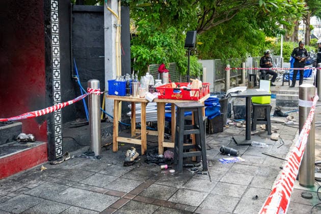 Deadly Fire at Rong Beer Na Lat Phrao Pub in Bangkok - 13 Jul 2026 A view of debris and shoes left on the sidewalk outside the Rong Beer Na Lat Phrao pub after the fire on Lat Phrao Road in Bangkok. The aftermath of a deadly fire at the Rong Beer Na Lat Phrao pub in Bangkok on 13 July 2026. The blaze killed at least 27 people and injured dozens. Authorities are investigating the cause of the fire. Bangkok Thailand Copyright: xNathaliexJamoisx xSOPAxImagesx NathalieJamois_FirePub_13-07-26-7