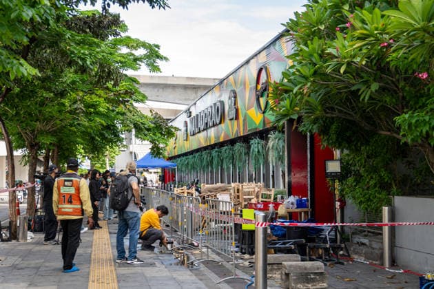 Deadly Fire at Rong Beer Na Lat Phrao Pub in Bangkok - 13 Jul 2026 A wide view of the Rong Beer Na Lat Phrao pub from outside after the fire on Lat Phrao Road in Bangkok. The aftermath of a deadly fire at the Rong Beer Na Lat Phrao pub in Bangkok on 13 July 2026. The blaze killed at least 27 people and injured dozens. Authorities are investigating the cause of the fire. Bangkok Thailand Copyright: xNathaliexJamoisx xSOPAxImagesx NathalieJamois_FirePub_13-07-26-16