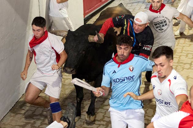 Running of the bulls in San Fermin, Spain - 13 Jul 2026 Runners run in front of the bulls through the streets of Pamplona during the running of the bulls during the San Fermín 2026 festivities, the bulls are from the Miura ranch. Pamplona Spain Copyright: xFernandoxPidalx xSOPAxImagesx encierro67668
