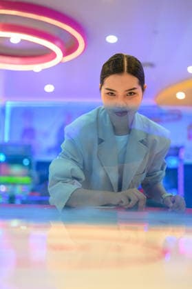 Junge Geschäftsfrau aus der thailändischen Region Isan, die sich in einer Spielhalle an einen Airhockey-Tisch lehnt Junge Geschäftsfrau aus der thailändischen Region Isan, die sich in einer Spielhalle an einen Airhockey-Tisch lehnt (License=RF) ,model released, Symbolfoto Copyright: xZoonar.com TonixRantalax 25296500 ,model released, Symbolfoto ,property released