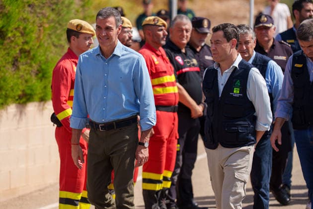 Sánchez and Moreno Meet to Visit the Forward Command Post for the Los Gallardos Wildfire Prime Minister Pedro Sánchez and the President of the Regional Government of Andalusia, Juanma Moreno, during a visit to the Forward Command Post for the Los Gallardos forest fire in Almería on July 13, 2026, in Turre, Almería, Andalusia, Spain. Pedro Sánchez visited on Monday, July 13, the areas affected by the Los Gallardos forest fire in Almería, which broke out last Thursday, the 9th, and was declared stabilized this Sunday after claiming the lives of twelve people in the early hours of its spread, burning approximately 7,000 hectares in the process, and forcing the evacuation of some 1,600 people, although all of them have now been authorized to r  Copyright: xFranciscoxJ.xOlmox 7661751