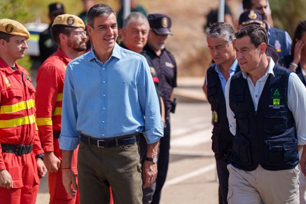Sánchez and Moreno Meet at the Forward Command Post for the Los Gallardos Wildfire Prime Minister Pedro Sánchez, and the President of the Regional Government of Andalusia, Juanma Moreno, greet each other during a visit to the Forward Command Post for the Los Gallardos wildfire in Almería. On July 13, 2026, in Turre, Almería, Andalusia, Spain, Pedro Sánchez visited the site on Monday, July 13, the areas affected by the Los Gallardos forest fire in Almería, which broke out last Thursday, the 9th, and was declared stabilized this Sunday after claiming the lives of twelve people in the early hours of its spread, burning approximately 7,000 hectares in the process, and forcing the evacuation of some 1,600 people, although all of them have now b  Copyright: xFranciscoxJ.xOlmox 7661762