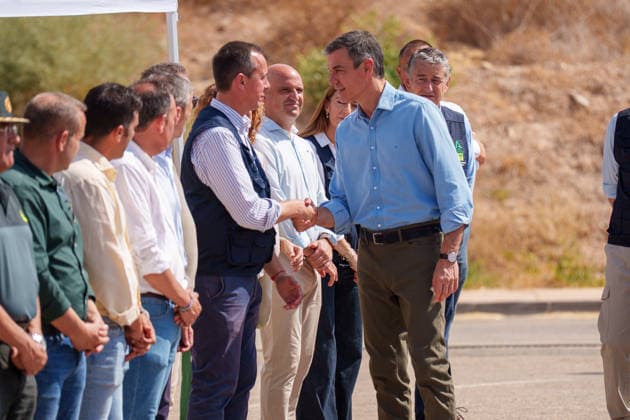 Sánchez and Moreno Meet at the Forward Command Post for the Los Gallardos Wildfire. Prime Minister Pedro Sánchez 1d, greets the authorities present during a visit to the Forward Command Post for the Los Gallardos forest fire in Almería. July 13, 2026, in Turre, Almería, Andalusia, Spain. Pedro Sánchez visited on Monday, July 13, the areas affected by the Los Gallardos forest fire in Almería, which broke out last Thursday, the 9th, and was declared stabilized this Sunday after claiming the lives of twelve people in the early hours of its spread, burning approximately 7,000 hectares in the process, and forcing the evacuation of some 1,600 people, although all of them have now been authorized to return to their homes. The president of the Reg  Copyright: xFranciscoxJ.xOlmox 7661771