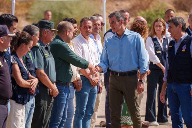 Sánchez and Moreno Meet at the Forward Command Post for the Los Gallardos Wildfire. Prime Minister Pedro Sánchez 1d, greets the authorities present during a visit to the Forward Command Post for the Los Gallardos forest fire in Almería. July 13, 2026, in Turre, Almería, Andalusia, Spain. Pedro Sánchez visited on Monday, July 13, the areas affected by the Los Gallardos forest fire in Almería, which broke out last Thursday, the 9th, and was declared stabilized this Sunday after claiming the lives of twelve people in the early hours of its spread, burning approximately 7,000 hectares in the process, and forcing the evacuation of some 1,600 people, although all of them have now been authorized to return to their homes. The president of the Reg  Copyright: xFranciscoxJ.xOlmox 7661774