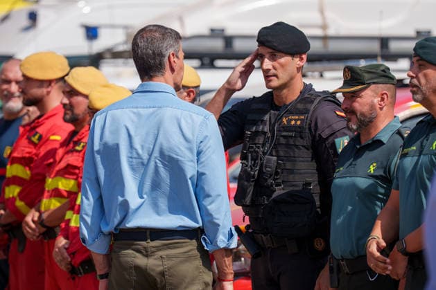 Sánchez and Moreno Visit the Forward Command Post for the Los Gallardos Wildfire Together. Prime Minister Pedro Sánchez 1d, greets personnel deployed at the Forward Command Post for the Los Gallardos forest fire in Almería. July 13, 2026, in Turre, Almería, Andalusia, Spain. Pedro Sánchez visited on Monday, July 13, the areas affected by the Los Gallardos forest fire in Almería, which broke out last Thursday, the 9th, and was declared stabilized this Sunday after claiming the lives of twelve people in the early hours of its spread, burning approximately 7,000 hectares in the process, and forcing the evacuation of some 1,600 people, although all of them have now been authorized to return to their homes. Also, the president of the Regional G  Copyright: xFranciscoxJ.xOlmox 7661776