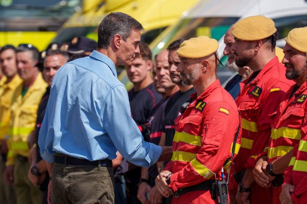 News Bilder des Tages Sánchez and Moreno Visit the Forward Command Post for the Los Gallardos Wildfire Together. Prime Minister Pedro Sánchez 1d, greets personnel deployed at the Forward Command Post for the Los Gallardos forest fire in Almería. July 13, 2026, in Turre, Almería, Andalusia, Spain. Pedro Sánchez visited on Monday, July 13, the areas affected by the Los Gallardos forest fire in Almería, which broke out last Thursday, the 9th, and was declared stabilized this Sunday after claiming the lives of twelve people in the early hours of its spread, burning approximately 7,000 hectares in the process, and forcing the evacuation of some 1,600 people, although all of them have now been authorized to return to their homes. Also, the president of the Regional G  Copyright: xFranciscoxJ.xOlmox 7661777