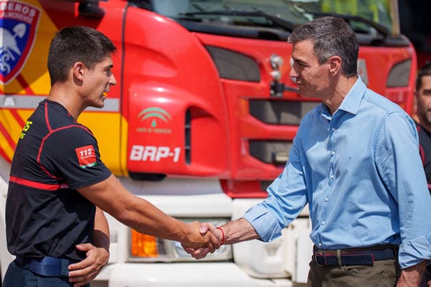 Sánchez and Moreno Visit the Forward Command Post for the Los Gallardos Wildfire Together The Prime Minister, Pedro Sánchez, greets personnel deployed at the Forward Command Post for the Los Gallardos forest fire in Almería. July 13, 2026, in Turre, Almería, Andalusia, Spain. Pedro Sánchez visited on Monday, July 13, the areas affected by the Los Gallardos forest fire in Almería, which broke out last Thursday, the 9th, and was declared stabilized this Sunday after claiming the lives of twelve people in the early hours of its spread, burning approximately 7,000 hectares in the process, and forcing the evacuation of some 1,600 people, although all of them have now been authorized to return to their homes. Also, the president of the Regional  Copyright: xFranciscoxJ.xOlmox 7661778