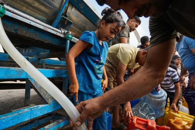 Palestinians Queue for Water Amid Deepening Shortage in Khan Younis KHAN YOUNIS, GAZA STRIP JULY 13, 2026: Palestinians wait in line for hours to collect water from a mobile water tanker in central Khan Younis, southern Gaza Strip, on July 13, 2026. With severe shortages of clean water and soaring summer temperatures, residents continue to struggle to secure their daily water supply as the humanitarian crisis deepens. KHAN YOUNIS Palestine, State of Copyright: x xRamzixAbuxAmerx xJNAxPressx