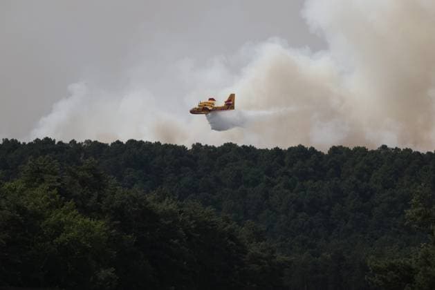 PHOTOPQR LE PARISIEN Jean Baptiste Quentin Staff Fontainebleau July 13, 2026 Monday, July 13, 2026 Violent fires in the Fontainebleau region and its forest July 13, 2026 A rare forest fire has broken out about 60 kilometers from Paris, with around 400 firefighters working to contain the flames Local Caption Fires in Fontainebleau, 77, France  Copyright: xPHOTOPQR LExPARISIEN MAXPPPxJean-BaptistexQuentinx(Staff)x 20260713LPA3774 20260713LPA3774