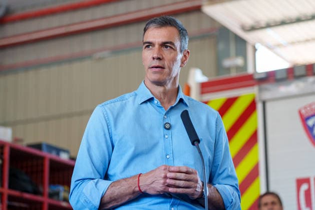 Sánchez and Moreno Visit the Forward Command Post for the Los Gallardos Wildfire Together. Prime Minister Pedro Sánchez Delivers an Official Statement After Visiting the Forward Command Post for the Los Gallardos Wildfire in Almería. July 13, 2026, in Turre, Almería, Andalusia, Spain. On Monday, July 13, Pedro Sánchez visited the areas affected by the Los Gallardos forest fire in Almería, which broke out last Thursday, the 9th, and was declared stabilized this Sunday after claiming the lives of twelve people in the early hours of its spread, burning approximately 7,000 hectares in the process, and forcing the evacuation of some 1,600 people, although all of them have now been authorized to return to their homes. The president of the Region  Copyright: xFranciscoxJ.xOlmox 7662013