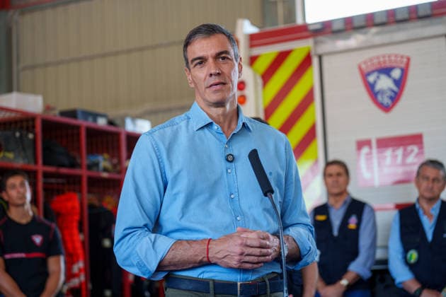 Sánchez and Moreno Visit the Forward Command Post for the Los Gallardos Wildfire Together. Prime Minister Pedro Sánchez Delivers an Official Statement After Visiting the Forward Command Post for the Los Gallardos Wildfire in Almería. July 13, 2026, in Turre, Almería, Andalusia, Spain. On Monday, July 13, Pedro Sánchez visited the areas affected by the Los Gallardos forest fire in Almería, which broke out last Thursday, the 9th, and was declared under control this Sunday after claiming the lives of twelve people in the early hours of its spread, burning approximately 7,000 hectares in the process, and forcing the evacuation of some 1,600 people, although all of them have now been authorized to return to their homes. The president of the Reg  Copyright: xFranciscoxJ.xOlmox 7662009