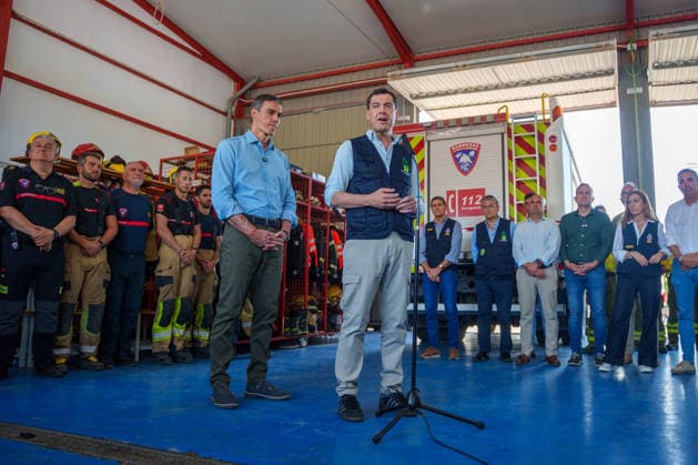 Sánchez and Moreno Visit the Forward Command Post for the Los Gallardos Wildfire Together The president of the Regional Government of Andalusia, Juanma Moreno, makes an official statement after visiting the forward command post for the Los Gallardos forest fire in Almería. July 13, 2026, in Turre, Almería, Andalusia, Spain. Pedro Sánchez visited on Monday, July 13, the areas affected by the Los Gallardos forest fire in Almería, which broke out last Thursday, the 9th, and was declared stabilized this Sunday after claiming the lives of twelve people in the early hours of its spread, burning approximately 7,000 hectares in the process, and forcing the evacuation of some 1,600 people, although all of them have now been authorized to return to  Copyright: xFranciscoxJ.xOlmox 7662025