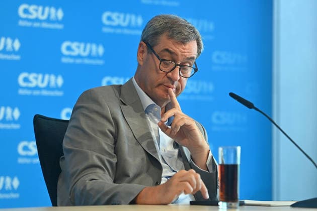 Markus SOEDER (Ministerpraesident Bayern und CSU Vorsitzender) tippt auf sein Smartphone. Pressekonferenz im Anschluss an die Vorstandssitzung des CSU Praesidiums in der CSU Landesleitung in Muenchen am 13.07.2026 *** Markus SOEDER, Minister-President of Bavaria and CSU Chairman, types on his smartphone during a press conference following the CSU Presidium Executive Committee meeting at the CSU State Headquarters in Munich on July 13, 2026