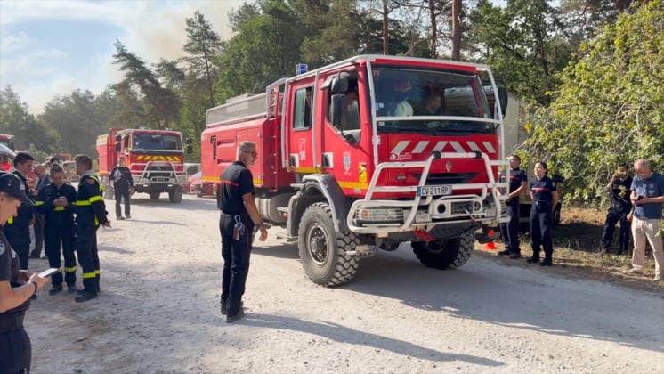 Firefighters Battle Ongoing Exceptional Wildfire In Fontainebleau Forest - Le Vaudoue Firefighters continue to battle an exceptionally large and ongoing wildfire in the Fontainebleau Forest in the area surrounding Le Vaudoue, Seine-et-Marne, France on July 13, 2026, causing significant damage as more than 370 firefighters and 130 vehicles from the SDIS77 fire service remain mobilized to contain multiple blazes described as very virulent, with two DASH water-bombing aircraft dispatched as reinforcements from southern France and several road diversions put in place on the A6 motorway. Videograbs by CLPress ABACAPRESS.COM Le Vaudoue France  Copyright: xCLPRESS ABACAx(WorldxRightsxOfficial)x