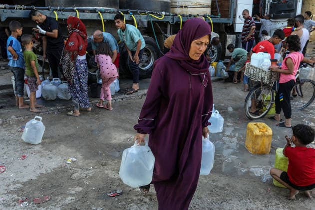 Clean water distribution continues during water crisis in Khan Yunis KHAN YUNIS, GAZA, PALESTINE - JULY 13: Palestinians carry containers filled with clean water distributed via a supply tanker as water crisis is underway due to severe damage to infrastructure and water wells caused by Israeli attacks in Khan Yunis, Gaza, Palestine on July 13, 2026. Abed Rahim Khatib Anadolu Khan Yunis Gaza. Editorial use only. Please get in touch for any other usage.  Copyright: x2026xAnadoluxAbedxRahimxKhatibx