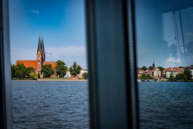 News Bilder des Tages Fontanestadt Neuruppin im Bundesland Brandenburg, Klosterkirche St. Trinitatius, Ruppiner See - 13.07.2026 Neurippin *** Neuruppin, the City of Fountains, in the state of Brandenburg; St. Trinitatius Abbey Church; Lake Ruppin; July 13, 2026; Neuruppin