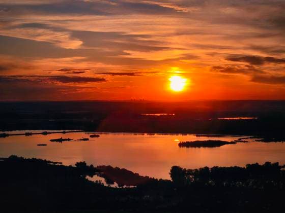 Sonnenuntergang in Palava, Pavlov, Devicky, Divci Hrady, Stausee Nové Mlyny Sunset in Palava, pavlov, devicky, divci hrady, nove mlyny reservoir (License=RF) Copyright: xZoonar.com PetrxDvorakx 25301874