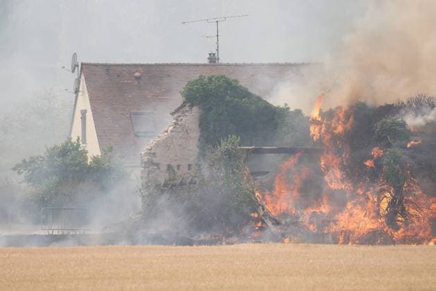 FONTAINEBLEAU FIRE PHOTOPQR LE PARISIEN Jean Baptiste Quentin Staff Fontainebleau July 13, 2026 Monday, July 13, 2026 Violent fires in the Fontainebleau region and its forest; a house caught fire in Noisy-sur-ELP Jean Baptiste Quentin School, Fontainebleau, France, July 13, 2026 The Fontainebleau forest is on fire, south of Paris Local Caption Fires in Fontainebleau 77, France  Copyright: xPHOTOPQR LExPARISIEN MAXPPPxJean-BaptistexQuentinx(Staff)x 20260713LPA4249 20260713LPA4249