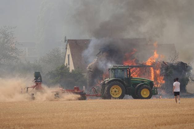 News Bilder des Tages FIRE IN FONTAINEBLEAU PHOTOPQR LE PARISIEN Jean Baptiste Quentin Staff Fontainebleau July 13, 2026 Monday, July 13, 2026 Violent fires in the Fontainebleau region and its forest, with a house on fire in Noisy-sur Jean Baptiste Quentin Vocational High School, Fontainebleau, France, July 13, 2026. The Fontainebleau forest is on fire, south of Paris. Local Caption Fires in Fontainebleau, 77, France  Copyright: xPHOTOPQR LExPARISIEN MAXPPPxJean-BaptistexQuentinx(Staff)x 20260713LPA4266 20260713LPA4266