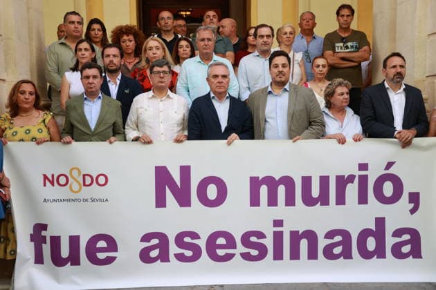 News Bilder des Tages The Seville City Council calls for a minute of silence in response to the latest murder due to gender-based violence in Mijas, Málaga. The Seville City Council participates in the minute of silence called for in response to the latest murder due to gender-based violence in Mijas, Málaga, outside City Hall. July 13, 2026, in Seville, Andalusia, Spain. JULY 13, 2026. Rocí. Seville, Andalusia, Spain. Seville, Andalusia, Spain. Spain  Copyright: xRocioxRuzx 7662393