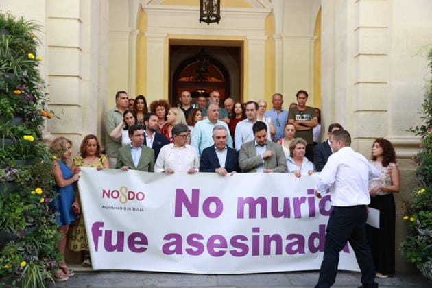 The Seville City Council calls for a minute of silence in response to the latest murder due to gender-based violence in Mijas, Málaga. The Seville City Council participates in the minute of silence called for in response to the latest murder due to gender-based violence in Mijas, Málaga, outside City Hall. July 13, 2026, in Seville, Andalusia, Spain. JULY 13, 2026. Rocí. Seville, Andalusia, Spain. Seville, Andalusia, Spain. Spain  Copyright: xRocioxRuzx 7662396