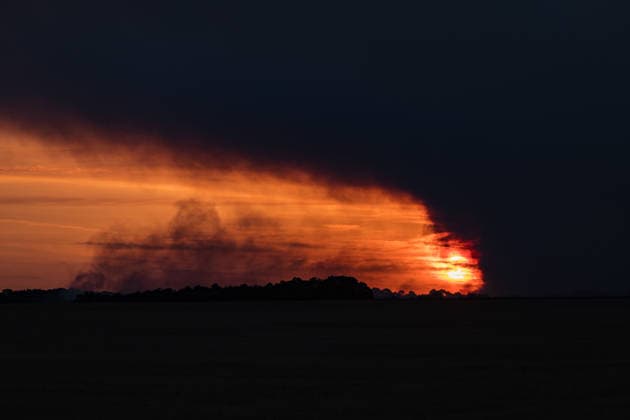 Forest Fire In The Paris Region A sunrise view of the smoke cloud in the Ile-de-France region, France, on July 13, 2026, following a forest fire in Fontainebleau Forest. The fire, which began on July 12, swept through 800 hectares of the forest southeast of Paris. France s Interior Minister states at the scene on July 13, 2026, that the fire could have been deliberately started. Fontainebleau France  Copyright: xJeromexGillesx originalFilename: chobeaux-notitle260713_npsxl.jpg