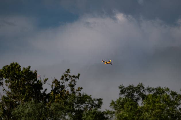 Forest Fire In The Paris Region A Canadair aircraft flies over a fire in the Ile-de-France region, France, on July 13, 2026, following a forest fire in Fontainebleau Forest. The fire, which broke out on July 12, has swept through 800 hectares of the forest southeast of Paris. France s Interior Minister stated at the scene on July 13, 2026, that the fire could have been deliberately started. Fontainebleau France  Copyright: xJeromexGillesx originalFilename: chobeaux-notitle260713_npu0I.jpg