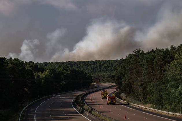 Forest Fire In The Paris Region Fire trucks head toward a fire on the closed A6 highway in the Ile-de-France region, France, on July 13, 2026, following a forest fire in Fontainebleau Forest. The fire, which broke out on July 12, has swept through 800 hectares of the forest southeast of Paris. France s Interior Minister stated at the scene on July 13, 2026, that the fire could have been deliberately started. Fontainebleau France  Copyright: xJeromexGillesx originalFilename: chobeaux-notitle260713_npkvu.jpg