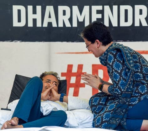 AAP leader Atishi attends the protest supporting CJP at Jantar Mantar New Delhi, Jul 13 (ANI): Aam Aadmi Party leader Atishi meets Environmentalist Sonam Wangchuk on his 16th day of hunger strike supporting the Cockroach Janata Party (CJP) campaign seeking the resignation of Union Education Minister Dharmendra Pradhan over alleged examination irregularities and NEET paper leak, at Jantar Mantar, in New Delhi on Monday. NEW DELHI Delhi India Copyright: xANIx ANI_20260713158