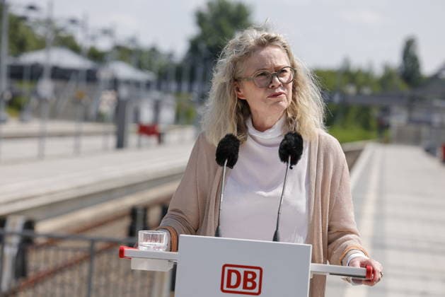 Ute Bonde, Senatorin für Mobilität, Verkehr, Klimaschutz und Umwelt, Deutschland, Berlin, Rede StS in BMV Stutz zur Einweihungsfeier zukunftsfähiger Bahnhof Berlin Olympiastadion *** Ute Bonde, Senator for Mobility, Transportation, Climate Protection, and the Environment, Germany, Berlin; Speech by State Secretary Stutz at the inauguration ceremony for the sustainable Berlin Olympiastadion train station