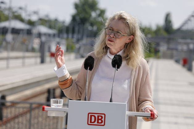 Ute Bonde, Senatorin für Mobilität, Verkehr, Klimaschutz und Umwelt, Deutschland, Berlin, Rede StS in BMV Stutz zur Einweihungsfeier zukunftsfähiger Bahnhof Berlin Olympiastadion *** Ute Bonde, Senator for Mobility, Transportation, Climate Protection, and the Environment, Germany, Berlin; Speech by State Secretary Stutz at the inauguration ceremony for the sustainable Berlin Olympiastadion train station