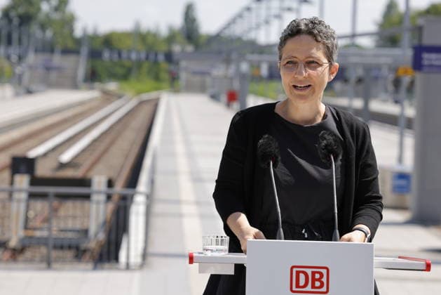Claudia Elif Stutz , Staatssekretärin im Bundesverkehrsministerium, Deutschland, Berlin, Rede StS in BMV Stutz zur Einweihungsfeier zukunftsfähiger Bahnhof Berlin Olympiastadion *** Claudia Elif Stutz, State Secretary at the Federal Ministry of Transport, Germany, Berlin; Speech by State Secretary Stutz at the inauguration ceremony for the sustainable Berlin Olympiastadion train station