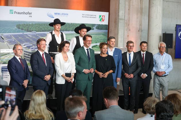 Richtfest der Forschungsfertigung Batteriezelle. Fraunhofer-Einrichtung Forschungsfertigung Batteriezelle FFB (industrienahe Fertigung von Batteriezellen). Dorothee Bär (CSU), Bundesministerin für Forschung, Technologie und Raumfahrt; Hendrik Wüst (CDU), Ministerpräsident des Landes Nordrhein-Westfalen; Mona Neubaur (Bündnis 90 Die Grünen), Ministerin für Wirtschaft, Industrie, Klimaschutz und Energie des Landes Nordrhein-Westfalen; Tilman Fuchs (Bündnis 90 Die Grünen), Oberbürgermeister der Stadt Münster. Münster, Nordrhein-Westfalen, DEU, Deutschland, 13.07.2026 *** Topping-out ceremony for the Fraunhofer Institute for Battery Cell Research and Production (FFB) — industry-oriented production of battery cells — Dorothee Bär