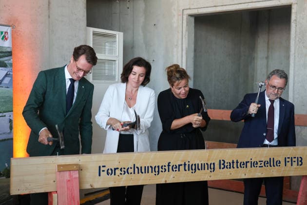 Richtfest der Forschungsfertigung Batteriezelle. Fraunhofer-Einrichtung Forschungsfertigung Batteriezelle FFB (industrienahe Fertigung von Batteriezellen). Hendrik Wüst (CDU), Ministerpräsident des Landes Nordrhein-Westfalen; Dorothee Bär (CSU), Bundesministerin für Forschung, Technologie und Raumfahrt; Mona Neubaur (Bündnis 90 Die Grünen), Ministerin für Wirtschaft, Industrie, Klimaschutz und Energie des Landes Nordrhein-Westfalen. Münster, Nordrhein-Westfalen, DEU, Deutschland, 13.07.2026 *** Topping-out ceremony for the Fraunhofer Battery Cell Research and Production Facility (FFB); industry-oriented production of battery cells; Hendrik Wüst (CDU), Minister President of North Rhine-Westphalia; Dorothee Bär (CSU), Federal Minis
