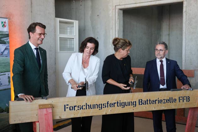 Richtfest der Forschungsfertigung Batteriezelle. Fraunhofer-Einrichtung Forschungsfertigung Batteriezelle FFB (industrienahe Fertigung von Batteriezellen). Hendrik Wüst (CDU), Ministerpräsident des Landes Nordrhein-Westfalen; Dorothee Bär (CSU), Bundesministerin für Forschung, Technologie und Raumfahrt; Mona Neubaur (Bündnis 90 Die Grünen), Ministerin für Wirtschaft, Industrie, Klimaschutz und Energie des Landes Nordrhein-Westfalen. Münster, Nordrhein-Westfalen, DEU, Deutschland, 13.07.2026 *** Topping-out ceremony for the Fraunhofer Battery Cell Research and Production Facility (FFB); industry-oriented production of battery cells; Hendrik Wüst (CDU), Minister President of North Rhine-Westphalia; Dorothee Bär (CSU), Federal Minis