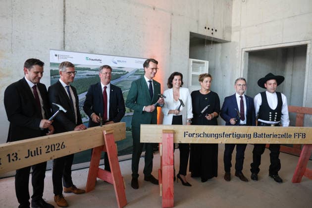 Richtfest der Forschungsfertigung Batteriezelle. Fraunhofer-Einrichtung Forschungsfertigung Batteriezelle FFB (industrienahe Fertigung von Batteriezellen). Hendrik Wüst (CDU), Ministerpräsident des Landes Nordrhein-Westfalen; Dorothee Bär (CSU), Bundesministerin für Forschung, Technologie und Raumfahrt; Mona Neubaur (Bündnis 90 Die Grünen), Ministerin für Wirtschaft, Industrie, Klimaschutz und Energie des Landes Nordrhein-Westfalen. Münster, Nordrhein-Westfalen, DEU, Deutschland, 13.07.2026 *** Topping-out ceremony for the Fraunhofer Battery Cell Research and Production Facility (FFB); industry-oriented production of battery cells; Hendrik Wüst (CDU), Minister President of North Rhine-Westphalia; Dorothee Bär (CSU), Federal Minis